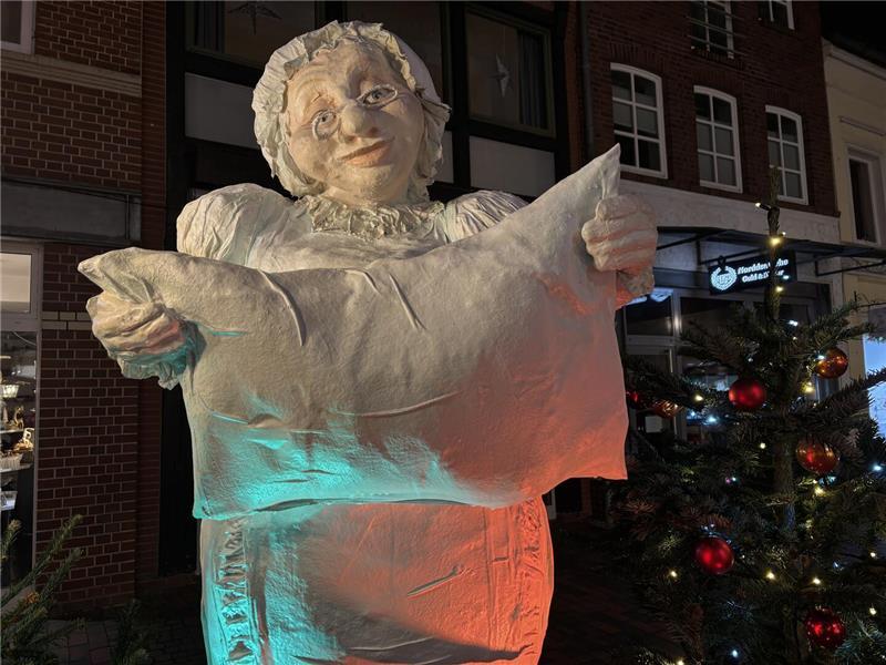 Winterwald und Öko-Klos: Der Buxtehuder Weihnachtsmarkt im TAGEBLATT-Check Märchenfiguren - wie hier Frau Holle - sind auf dem ganzen Weihnachtsmarkt verteilt.