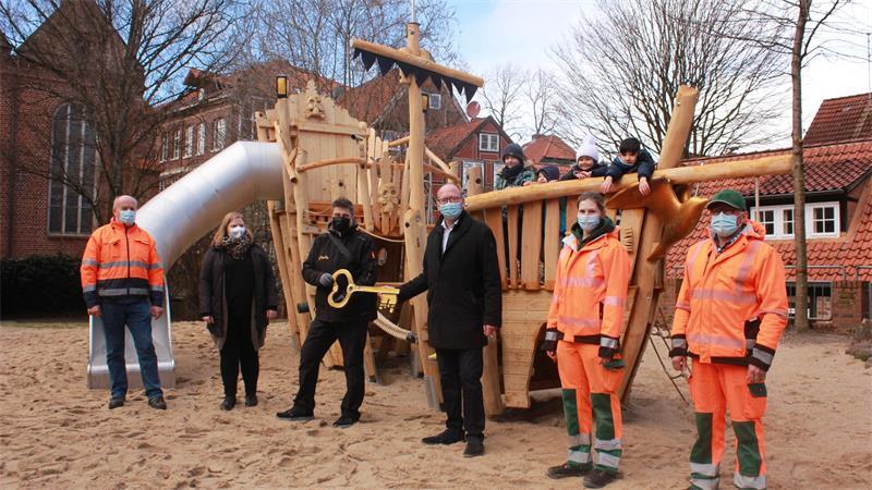 Sönke Hartlef: Das bewegte Leben des Stader Bürgermeisters in Bildern März 2021: Einweihung des neuen Piratenschiffs auf dem Spielplatz am Johanniskloster – mit Masken wegen der Corona-Pandemie.