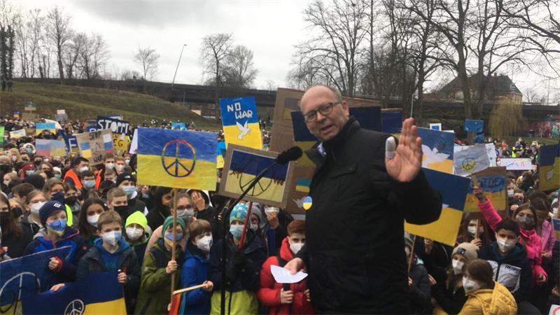 Sönke Hartlef: Das bewegte Leben des Stader Bürgermeisters in Bildern März 2022: Bei einer Schüler-Friedensdemonstration im Bürgerpark nach dem russischen Angriff auf die Ukraine.