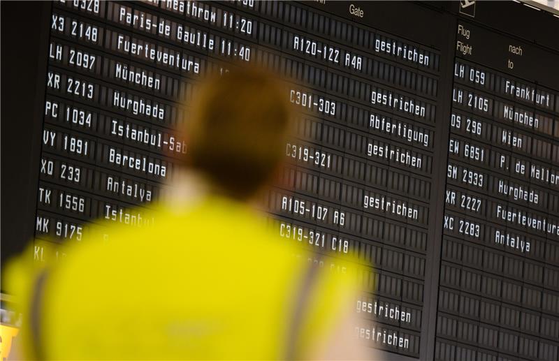 März 2022: Eine Anzeigetafel im Flughafen Hannover informiert über ausgefallene Flugverbindungen. Foto: Julian Stratenschulte/dpa