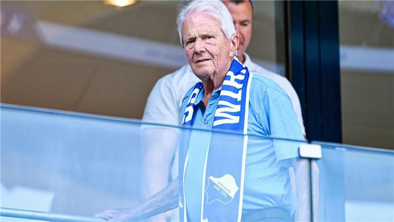 Bayerns Rekordstart trotz Rotation: Kane gelingt Dreierpack Mäzen Dietmar Hopp schaut in der Arena zu.