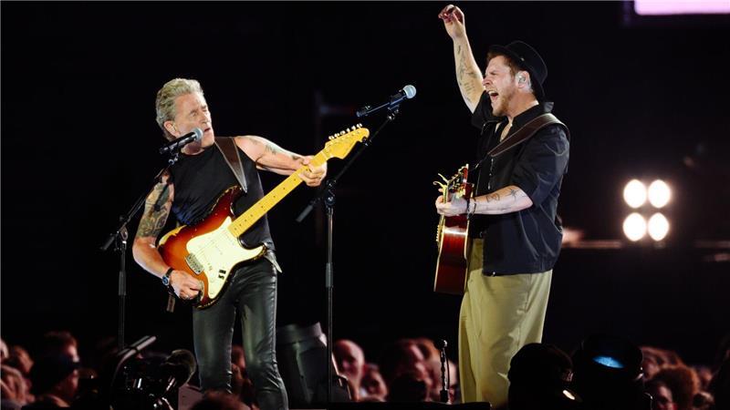 Maffay und Oerding bringen Album raus - Lagerfeuer-Stimmung Maffay (l-r) und Oerding spielen gemeinsam auf der Bühne im Hamburger Volksparkstadion.