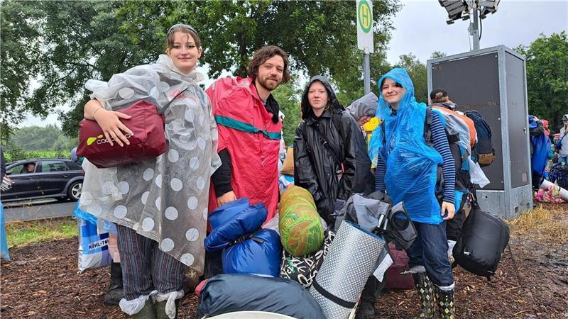 Magda Land (19, links) aus Hamburg reist mit Gruppe früher ab wegen undichtem Zelt. Foto: Jan Iven