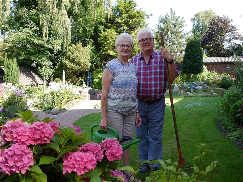 Magda und Heinz Mügge aus Düdenbüttel verbringen viel Zeit in ihrem Garten.