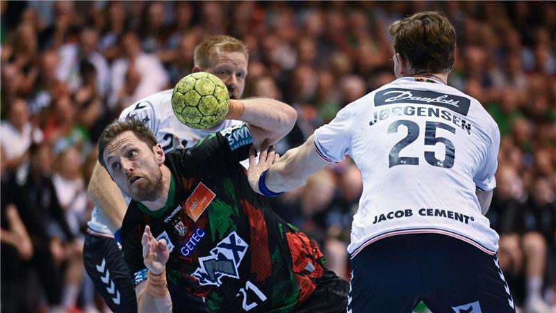 Magdeburgs Albin Lagergren (l) setzt sich gegen Flensburgs Lukas Jörgensen durch.