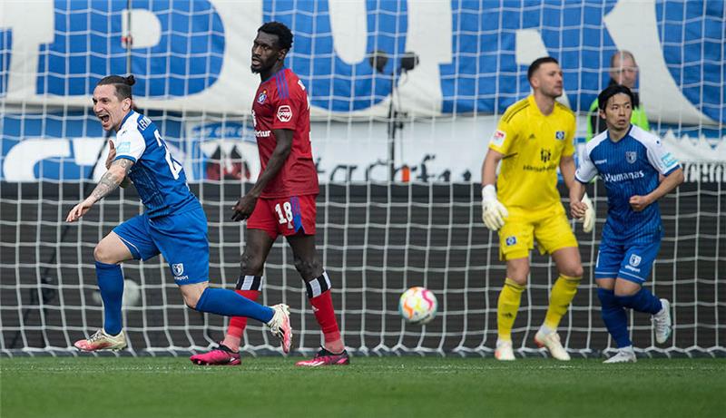 HSV patzt in Magdeburg Magdeburgs Baris Atik (l) erzielt das Tor zum 2:1. Foto: Swen Pförtner/dpa