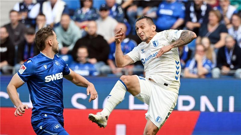 Nur einer trifft - KSC schlägt Magdeburg mit 1:0 Magdeburgs Baris Atik (r) vergab in der ersten Halbzeit zwei gute Torchancen.