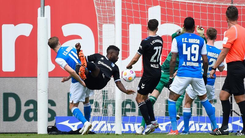 Magdeburgs Daniel Heber (2.vr) köpft den Ball zur 2:0-Führung in das Rostocker Tor.