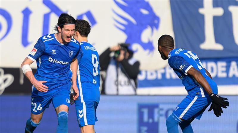 Nürnberg jubelt wieder - Magdeburgs Heimfluch bleibt Magdeburgs Jean Hugonet (l) jubelt nach seinem Tor zum 3:3 mit Silas Gnaka (r).
