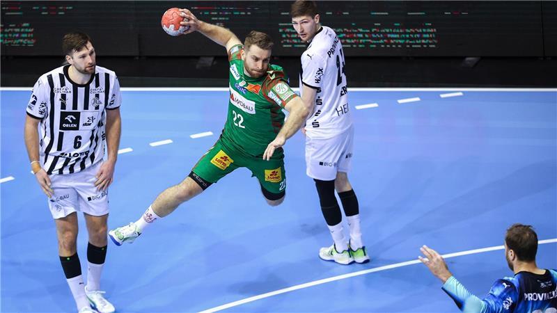 Magdeburgs Lukas Mertens kommt gegen die Kieler Abwehr frei zum Wurf.