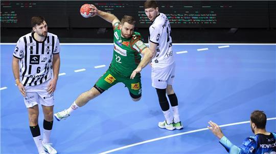 Magdeburgs Lukas Mertens kommt gegen die Kieler Abwehr frei zum Wurf.