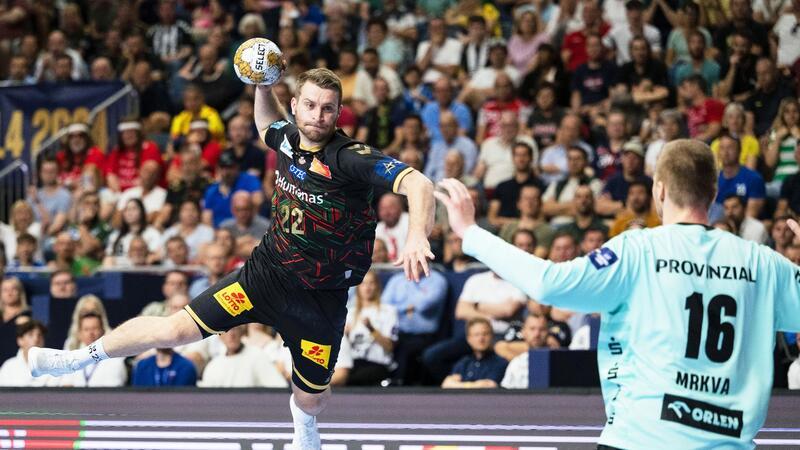 Magdeburgs Lukas Mertens (l) wirft aufs Tor von Kiels Torhüter Tomas Mrkva.