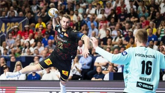 Magdeburgs Lukas Mertens (l) wirft aufs Tor von Kiels Torhüter Tomas Mrkva.