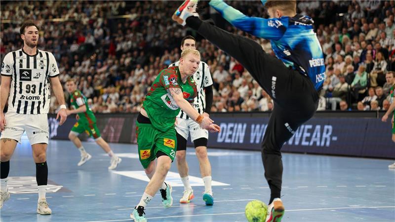 Magdeburgs Magnus Saugstrup (M) scheitert an Kiels Torwart Gonzalo Perez de Vargas.