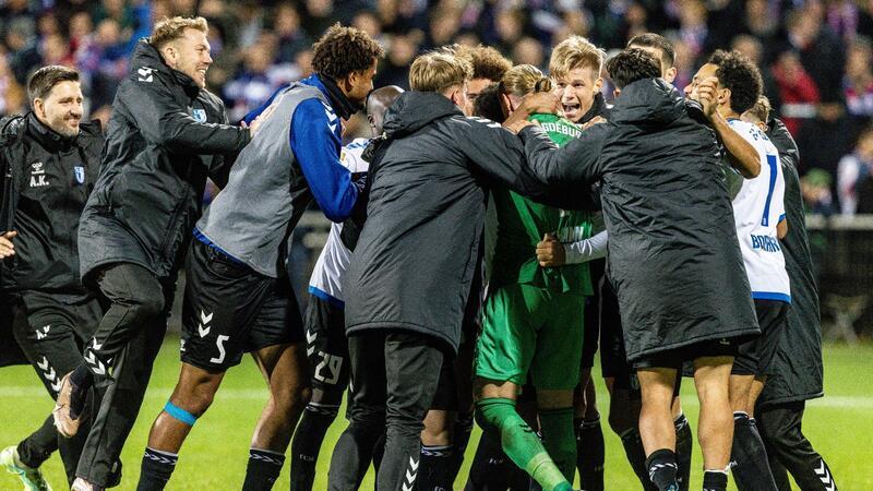 Magdeburgs Spieler feiern den Sieg.