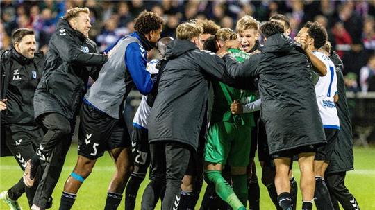Magdeburgs Spieler feiern den Sieg.