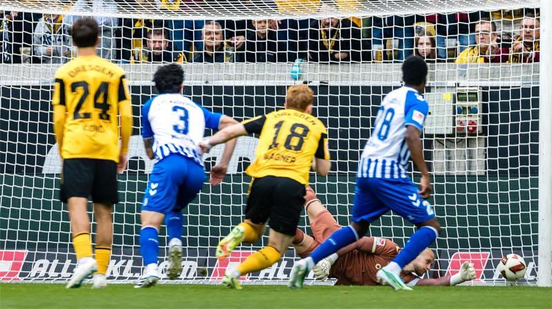 Sieglos-Serie beendet: Dynamo gewinnt Derby gegen Magdeburg Magdeburgs Torwart Dominik Reimann kann die Dynamo-Führung nicht verhindern.