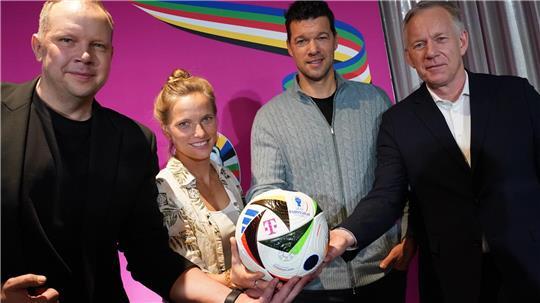 Wolff Fuss (l-r), Fußballkommentator, Tabea Kemme, ehemalige Fußballspielerin, Michael Ballack, ehemaliger Fußball-Nationalspieler, und Moderator Johannes B. Kerner halten einen Fußball hoch.