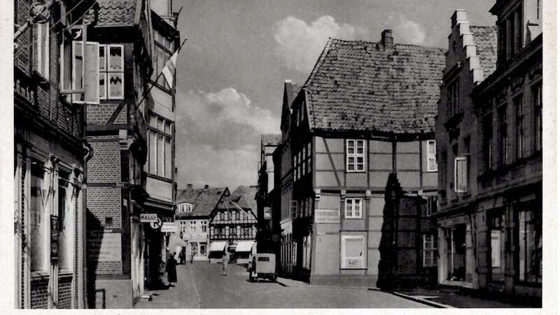 Maggi hat ein eigenes Werbeschild an der Fassade des Eckhauses bekommen. Die Große Schmiedestraße um 1930.