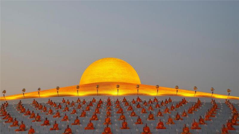 Magha Puja Fest in Thailand - Buddhistische Mönche beten im Wat Phra Dhammakaya Tempel.