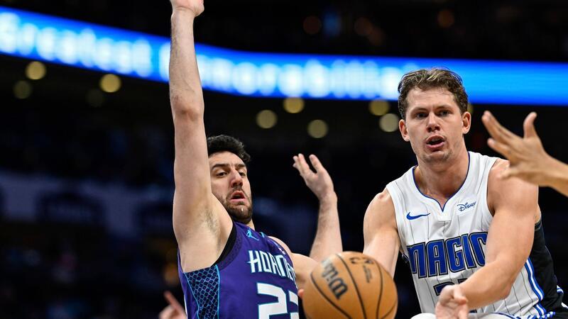 Schröder führt Brooklyn Nets zu Sieg gegen 76ers Magic-Profi Moritz Wagner (r) kam bei den Charlotte Hornets auf 11 Zähler.