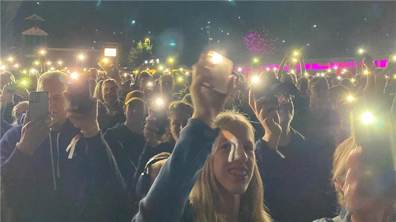 Magischer Moment: Reis Against The Spülmachine sorgen für ein Lichtermeer im Publikum.