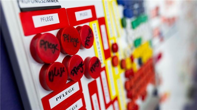 „Patientenversorgung leidet darunter“: Bis zu 70 Prozent Bürokratie im Krankenhaus Magnete auf einer Planungstafel – im Krankenhausalltag ist es nicht immer leicht, den Überblick zu behalten.