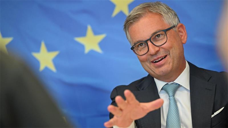Magnus Brunner, EU-Kommissar für Inneres und Migration, im Gespräch mit Journalistinnen und Journalisten der dpa und anderen Mitgliedern des European Newsroom (enr).