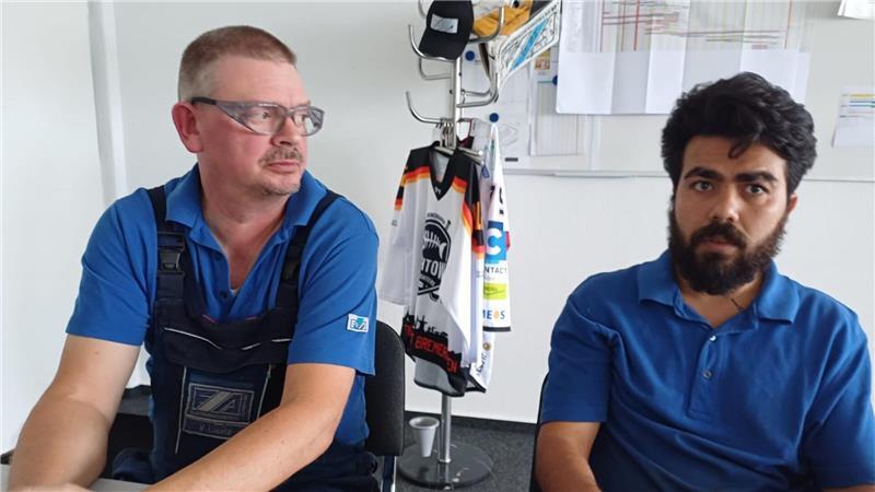 Mahdi Saberi (r.) und Volker Labitz, Betriebsrat bei E+A Elektrotechnik und Aggregatebau Bremerhaven.