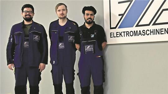 Mahdi Saberi (rechts) hatte bei E+A Elektrotechnik und Aggregatebau GmbH 2022 seine Gesellenprüfung bestanden. 