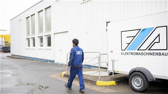 Tränen in Bremerhaven: Saberi fliegt zurück in die Ungewissheit Mahdi Saberi verlässt das Gelände der Firma E+A in Bremerhaven – sein Weg führt zurück zu seiner Familie, in eine ungewisse Zukunft.