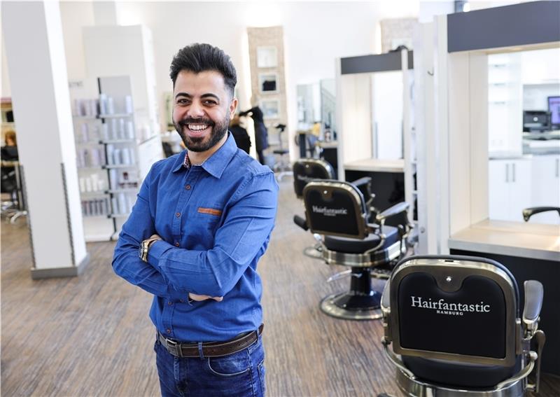 Mahmoud Khalaf, Inhaber des Friseurladens „Hairfantastic“, freut sich auf die Wiedereröffnung seines Geschäftes. Foto: Charisius/dpa