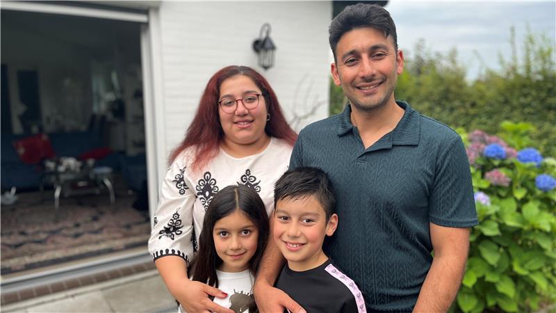 Mahsa Narimani und Sadegh Ranjbar wohnen heute mit ihren Kindern Eisan (7) und Babak (9), die beide in Deutschland geboren sind, in Buxtehude.