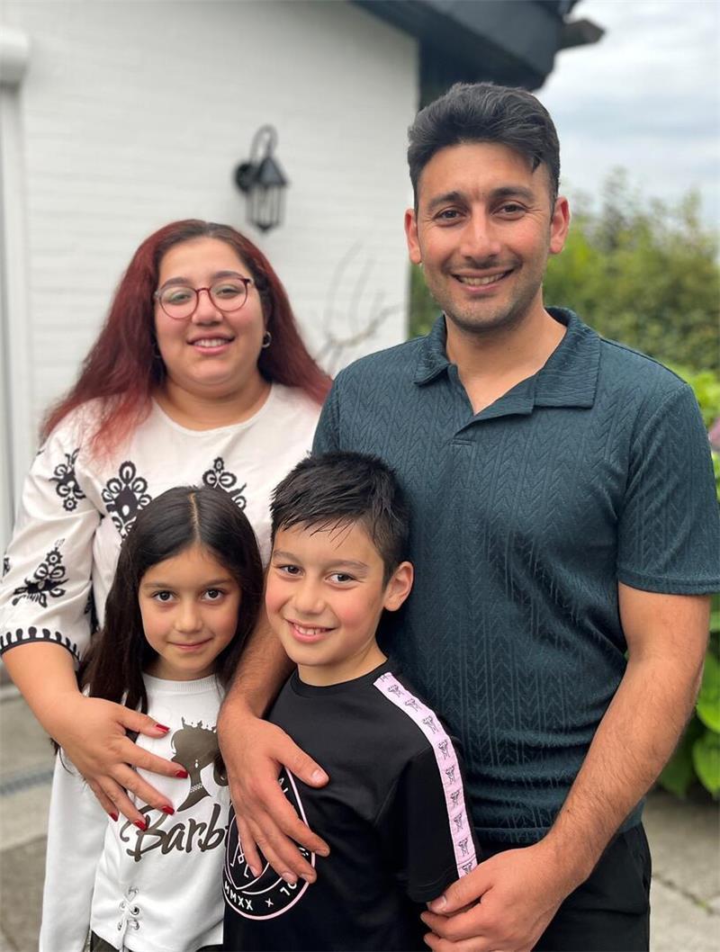 Mahsa Narimani und Sadegh Ranjbar wohnen heute mit ihren Kindern Eisan (7) und Babak (9), die beide in Deutschland geboren sind, in Buxtehude.