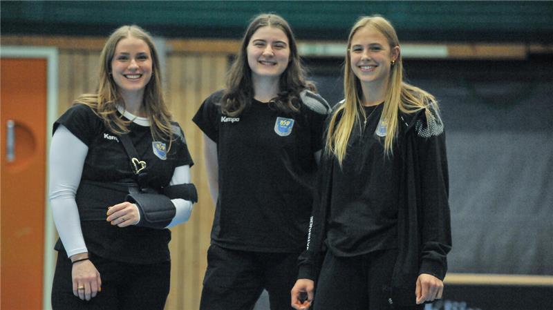 603 Tage ohne Handball: „Wozu mache ich das alles?“ Mai 2024: Maja Schönefeld (Mitte) mit den ebenfalls verletzten Charlotte Kähr (links) und Mia Lakenmacher.