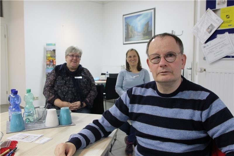 Maic Wiese ist für die Jobsuche zuversichtlicher: Eine Beratung bei Gudrun Zeschke (links) und Anne Schroer (Mitte) vom Tabea e.V. hat Möglichkeiten aufgezeigt und ihn zu einem Coaching und einer weiteren Fortbildung motiviert. Foto: Richte