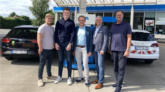 Maik Derpinski vom CNG-Club, Philipp Tüns von OG Clean Fuels, Bertram Werner und Stefan Babis von den Stadtwerken und Tankstellen-Betreiber Rolf Clemens stehen vor der CNG-Zapfsäule auf dem Gelände der Buxtehuder Aral Tankstelle