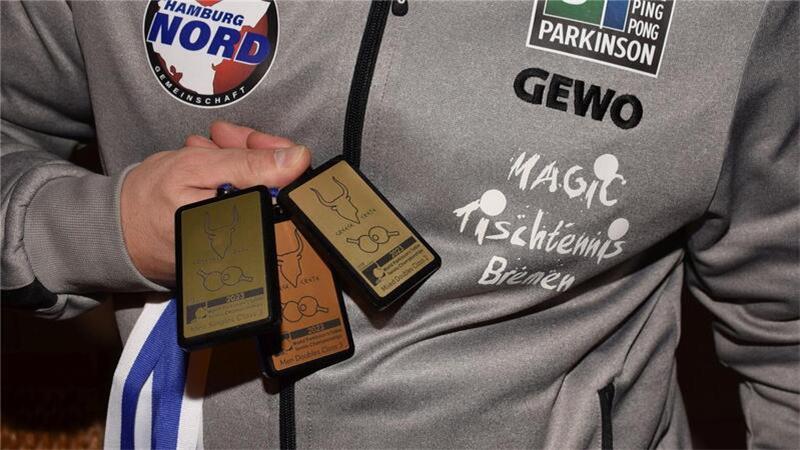 Mit Parkinson Weltmeister – Tischtennis hat Maik Gühmann Lebensmut zurückgegeben Maik Gühmann mit seinen beiden Goldmedaillen und der Bronzemedaille, die er bei der Ping Pong Parkinson WM 2023 gewonnen hat.