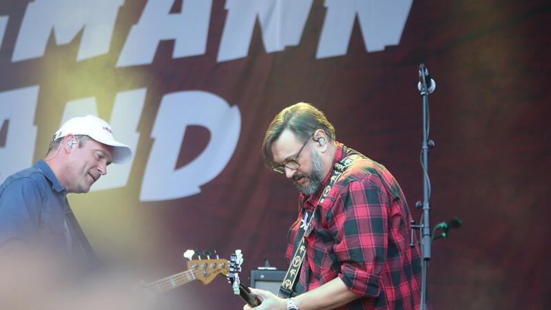Thees Uhlmann: Nach 30 Jahren wieder zusammen auf der Bühne Maik Ratjens (rechts) als Warpigs-Support an der Gitarre.