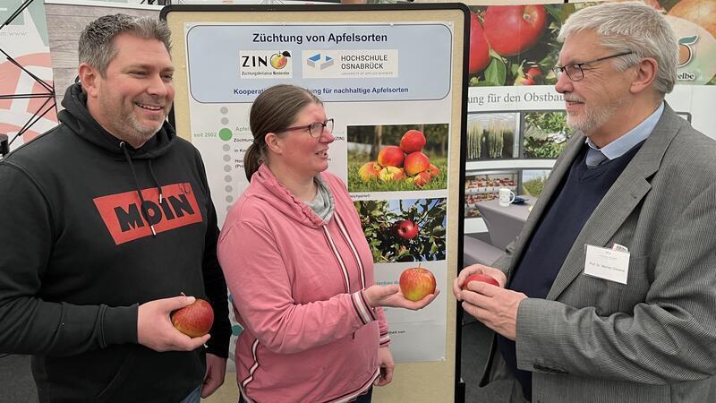 Maik Stölken und Tina Jonas von der Züchtungsinitiative Niederelbe im Gespräch mit Professor Dr. Werner Dierend von der Hochschule Osnabrück setzen auf robuste Äpfel und Äpfel für Allergiker (von links).