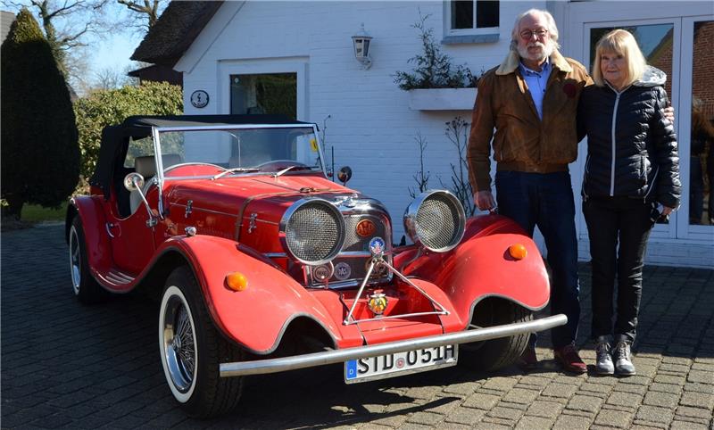 Maika und Thomas Philippi aus Hammah mit ihrem roten Schmuckstück, einer Replik des Jaguar SS 100 aus den 1930er Jahren. Fotos von Allwörden