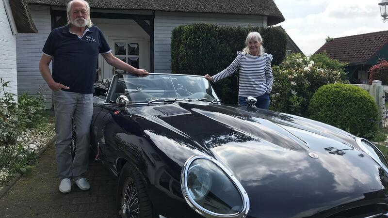 Maika und Thomas Philippi mit ihrem Jaguar E-Type, Baujahr 1974.