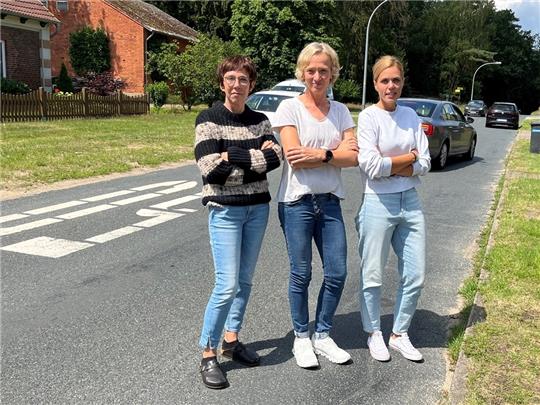 Maike Hauschild, Uta Zielke und Jessica Marbes kämpfen mit vielen anderen Anwohnern für weniger Autos in Ketzendorf. Fotos: Wisser