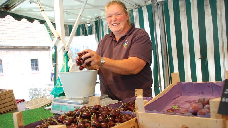 Maike Heitmann hält mit ihrem Obststand allein die Stellung auf dem Fredenbecker Wochenmarkt