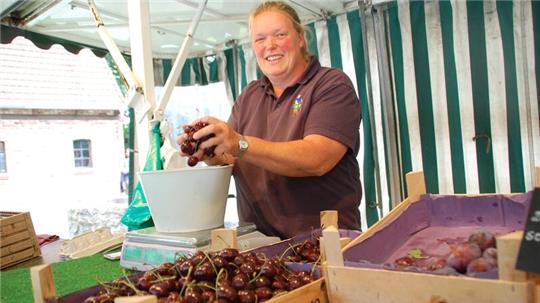 Maike Heitmann hält mit ihrem Obststand allein die Stellung auf dem Fredenbecker Wochenmarkt