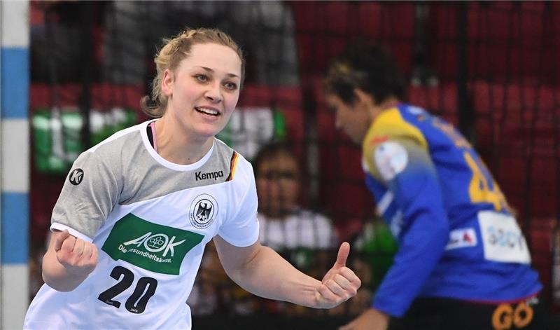 Maike Schirmer 2018 im Dress der DHB-Auswahl. Ihr Debüt gab die Rechtsaußen 2012 in der Nationalmannschaft. Foto: Marijan Murat/dpa