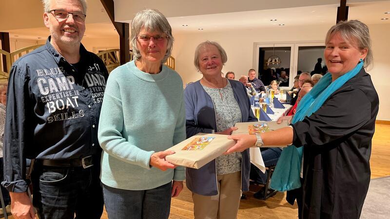 Christkindpostamt in Himmelpforten legt los – Briefe aus Malaysia da Maike Wintjen, Sprecherin der Deutschen Post (rechts) dankte besonders (von links) Leiter Wolfgang Dipper für 20 Jahre, Meta Stielper für 25 Jahre und Marga Pleßmann für 20 Jahre im Christkindpostamt.