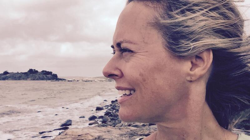 Maike van den Boom schaut aufs Meer.