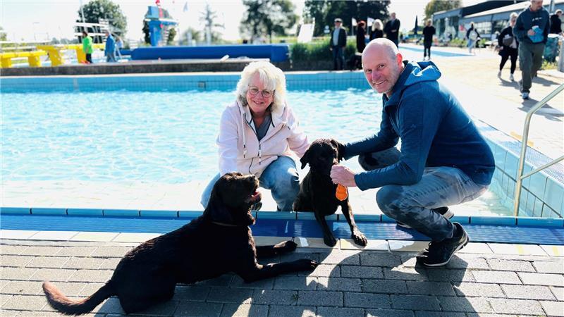 Tierischer Spaß im Freibad: Bruno, Enni und Co. planschen um die Wette Mailo und Bruno kamen mit ihren Menschen Tanja und Matthias Naujoks aus Fredenbeck.