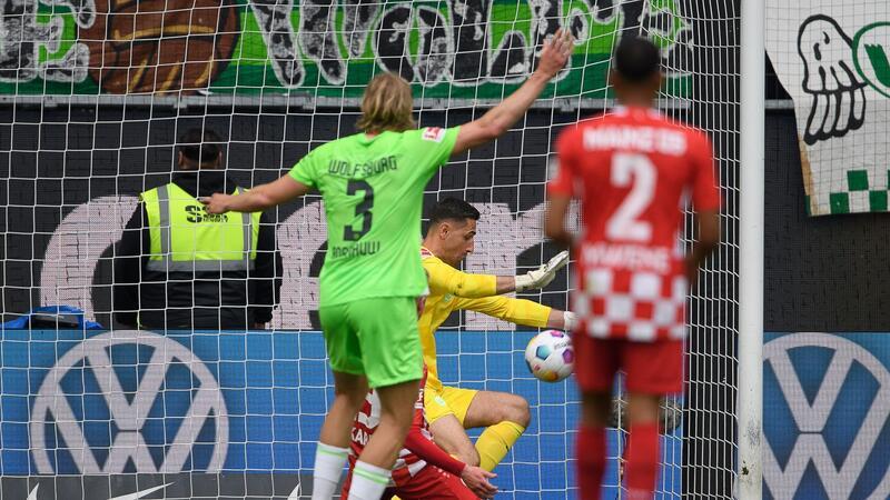 Casteels-Abschied nach neun Jahren: „Kann nur stolz sein“ Mainz Sepp van den Berg erzielt gegen Wolfsburgs Torwart Koen Casteels sein Tor zum 1:2.
